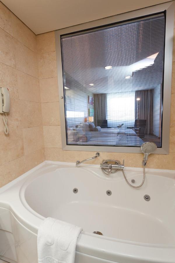 Cpankara Hotel Eksteriør bilde A bathtub with a shower